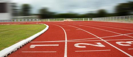 pista de atletismo con carriles sobre el cielo y las nubes foto