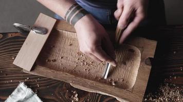 Woodcarver procesa una tabla de madera de roble video