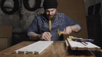 La carpintería de cola de milano se realiza con una herramienta manual. video