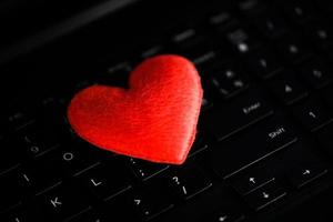corazón rojo en el teclado, computadora portátil, citas por internet para el amor, chatear, citas en línea, o encontrar una pareja en el concepto del día de San Valentín - amor, citas en línea foto