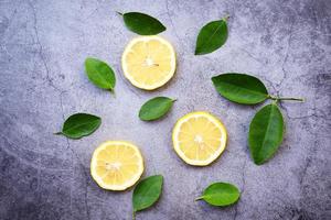 Lemon background Seamless lemon slice and green leaf on dark photo