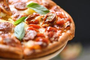 Pizza en bandeja y ketchup hojas de albahaca de cerca deliciosa comida rápida sabrosa pizza tradicional italiana con queso foto