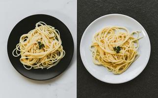 espaguetis pasta italiana servida en plato blanco y plato negro concepto de comida y menú de espaguetis con ruido grunge y vista superior foto