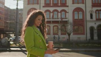Frau mit Smartphone auf der Straße video