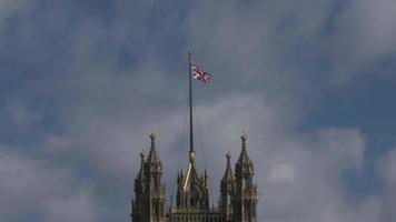 Union Jack voando no topo da torre victoria, em westminster. trancado video