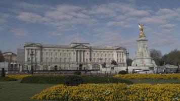 Vista de la mañana del jardín de parterres delantero fuera del palacio de Buckingham en Londres video