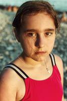 retrato de una adolescente en la orilla del mar. una mirada a la cámara. de cerca foto