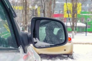 espejo de automóvil sucio en el invierno foto