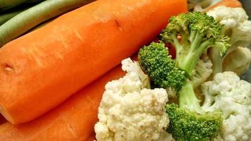 garbanzos vegetales, maíz pequeño, brócoli blanco, brócoli verde comida sana para ensalada foto