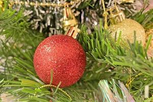 Cerrar adornos y adornos para árboles de Navidad
