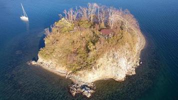 vista aérea de una pequeña isla en truda bay. Vladivostok, Rusia foto