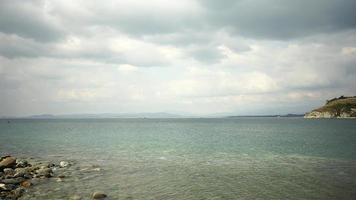 paisaje marino con playa rocosa y mar claro foto