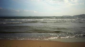 paisaje marino con vistas al mar y la playa de arena. foto
