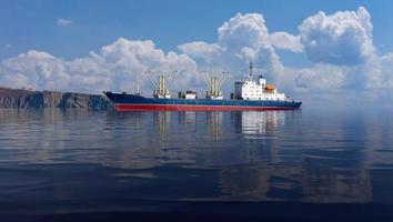 un paisaje marino con un barco de pesca en el horizonte. foto