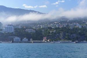 paisaje marino con vistas a la costa de yalta, crimea foto