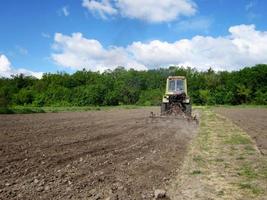 Campo arado por tractor en suelo marrón en campo abierto naturaleza