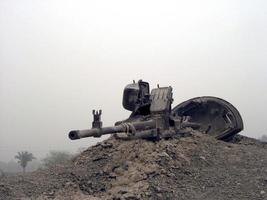 Tanque de vehículo del ejército militar en pistas con barril después de la guerra victoriosa foto