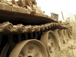Tanque de vehículo del ejército militar en pistas con barril después de la guerra victoriosa foto