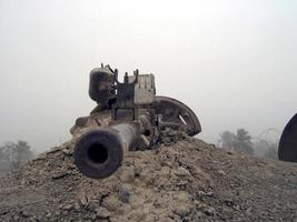 Tanque de vehículo del ejército militar en pistas con barril después de la guerra victoriosa foto