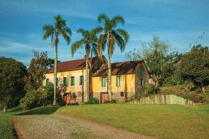 Encantadora casa rural de estilo típico de influencia italiana junto a un camino de tierra cerca de bento goncalves. una acogedora ciudad rural en el sur de Brasil famosa por su producción de vino. foto