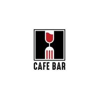 Logotipo de cafe bar con vasos y cucharas como mangos de vidrio. vector