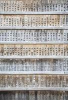 Nikko, Japón, 2016 - Tablas de madera con escritura japonesa fuera del templo en Nikko, Japón. santuarios y templos de nikko son sitios del patrimonio mundial de la unesco