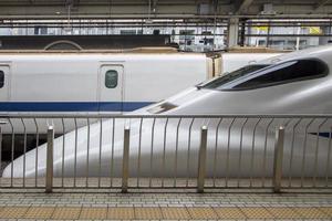 kyoto, japón, 2016 - tren de alta velocidad shinkansen n700 en la estación de kyoto en japón. Los trenes de la serie n700 tienen una velocidad máxima de 300 kmh.
