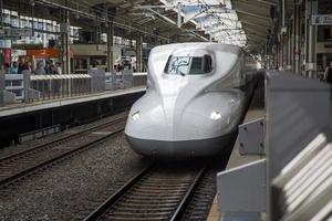 kyoto, japón, 2016 - tren de alta velocidad shinkansen n700 en la estación de kyoto en japón. Los trenes de la serie n700 tienen una velocidad máxima de 300 kmh.