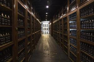 madeira, portugal, 2020 - detalle del almacenamiento de vino de madeira vintage de blandy en portugal. es una empresa familiar de vinos fundada por john blandy en 1811.
