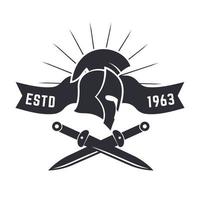 emblema, logo con casco espartano y espadas sobre blanco vector