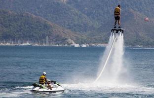 marmaris, turquía, 2014 - hombre no identificado en flyboard en marmaris, turquía. El flyboard fue inventado en la primavera de 2011 por un ciclista francés, franky zapata. foto