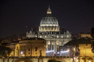 Vista del atardecer en la basílica de San Pedro en la ciudad del Vaticano, Roma foto