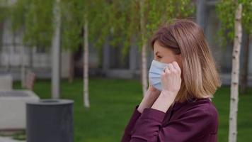 zakenvrouw zet medisch gezichtsmasker op video
