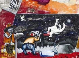 belgrado, serbia, 2014 - graffiti en las paredes de savamala en belgrado. proyecto red bull door deco transforma puertas viejas y deterioradas en savamala en un campo creativo para artistas de graffiti
