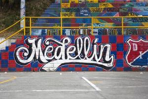 Medellín, Colombia, 2019 - Arte en la calle de la Comuna 13 de Medellín, Colombia. Una vez conocido como el barrio más peligroso de Colombia, hoy en día el tour de graffiti es una de las atracciones turísticas más populares de medellín. foto