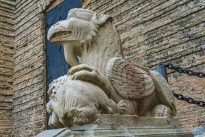 grifo en la entrada de st. Basílica de Justina, Padua, Italia foto