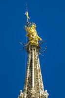 Estatua de la Virgen María en la parte superior de la catedral de Milán Duomo di Milano en Italia
