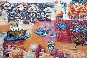 belgrado, serbia, 2014 - graffiti en las paredes de savamala en belgrado. proyecto red bull door deco transforma las puertas de entrada viejas y deterioradas en savamala en un campo creativo para los artistas del graffiti