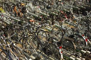 Rotterdam, Países Bajos, 2021 - Numerosas bicicletas estacionadas en Rotterdam, Países Bajos. 160.000 - 25 por ciento de los habitantes de Rotterdam que utilizan sus bicicletas a diario. foto