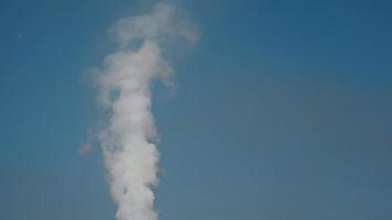 El humo contamina la atmósfera de la industria con la contaminación ecológica del humo.