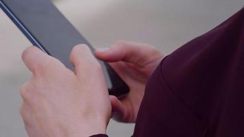 femme tapant un message en ligne à l'aide d'un smartphone de téléphone portable. video