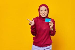 hermosa mujer asiática con tarjeta de crédito foto