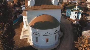 chaplygin, região de lipetsk, rússia em 07 de outubro de 2021, sobrevoando a igreja da casa de deus do auge da fotografia aérea no campo na vila. video