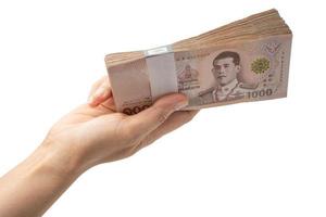 sosteniendo la pila de billetes de baht tailandés sobre fondo blanco con trazado de recorte concepto de inversión de finanzas de ahorro empresarial. foto