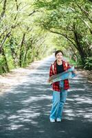 las mujeres turistas se paran y miran el mapa en la carretera. foto