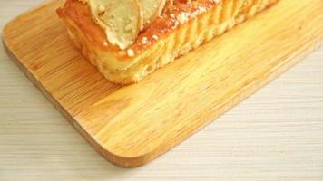 Gâteau émietté au pain aux pommes sur planche de bois video