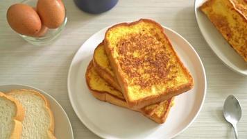 toasts français sur plaque blanche pour le petit déjeuner video