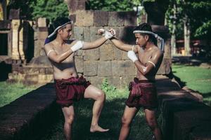 dos boxeadores luchan con las artes marciales del muay thai.