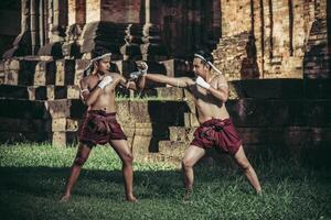 dos boxeadores luchan con las artes marciales del muay thai. foto