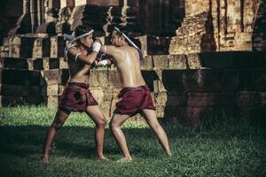 dos boxeadores luchan con las artes marciales del muay thai. foto